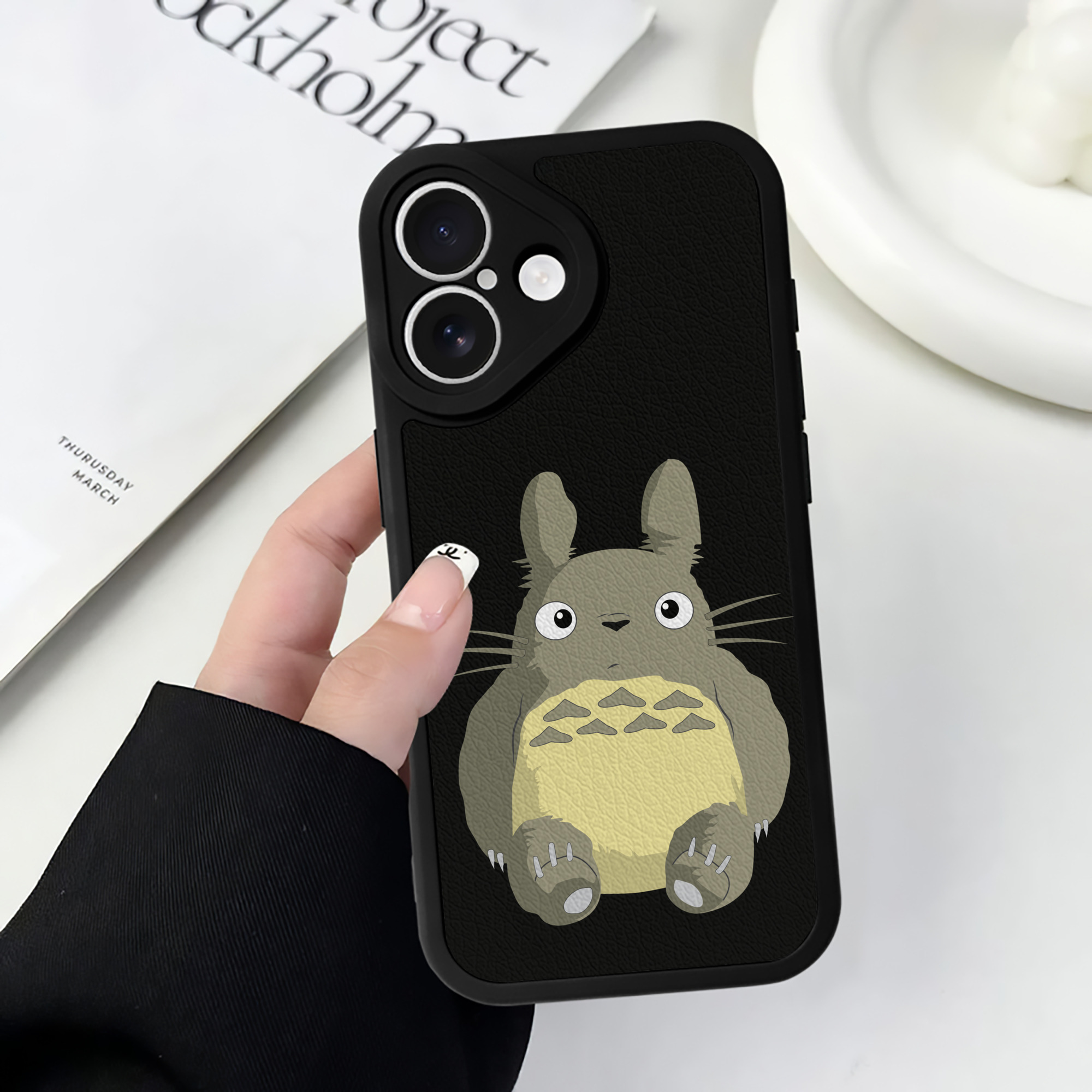 （画像用） となりのトトロ 草壁メイ 草壁サツキ My Neighbor Totoro Satsuki Kusakabe Mei Kusakabe 【iPhone 16シリーズ対応】シリコンスマホケース（レザー調） 材質：シリコン